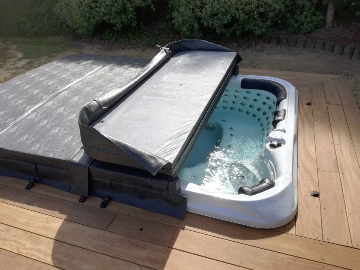 
                                JMA PISCINES -
                                Installation de spa de nages à Saint-Pair-sur-Mer